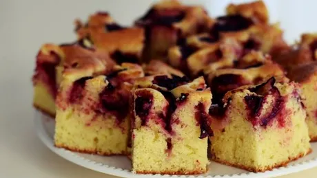 Rețetă de prăjitură pufoasă cu prune. Un desert simplu și economic