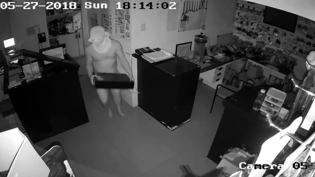 Hoti goi-pusca in timpul jafului! De ce si-au dat jos hainele de pe ei. Imaginile VIDEO sunt...