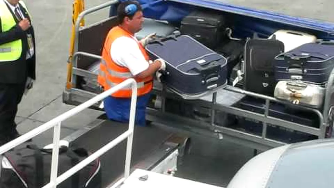 Cum se fura din bagaje, pe pista de avioane. Un angajat a fost filmat in timp ce deschidea un troller VIDEO