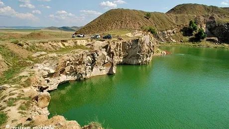 Uita de vacantele in strainatate! Lacul de smarald din Romania pe care e musai sa il vizitezi: cu ce se deosebeste de alte lacuri de la noi din tara VIDEO