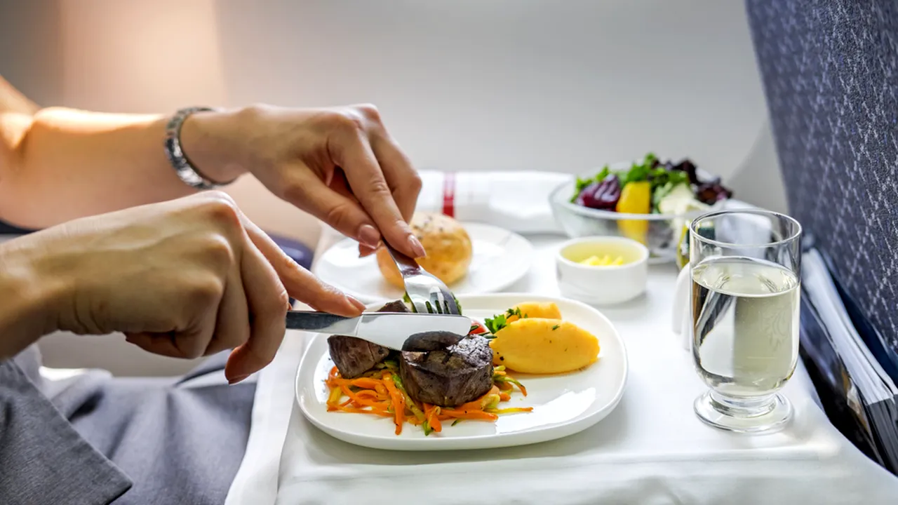Tray,Of,Food,On,The,Plane 