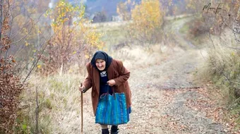 Batrana din Varful Apuseni merge pe jos o zi ca sa cumpere o paine. Daca afli ce pensie are, incepi sa PLANGI!
