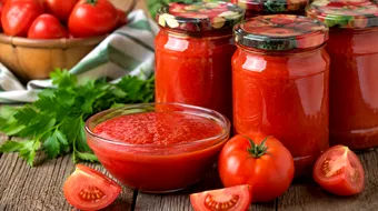 Rețetă de bulion de casă. Cum obții un sos de roșii aromat și natural pentru iarnă