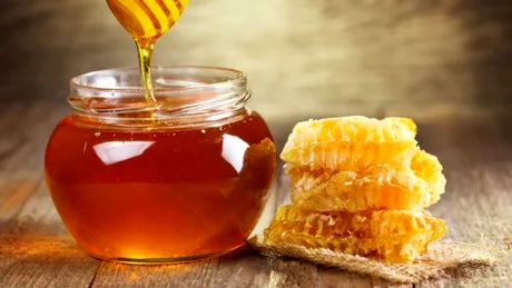 Cum deosebim mierea naturala de cea contrafacuta. Trucuri care te ajuta sa cumperi cea mai SANATOASA miere de albine