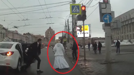 Scene SOCANTE la o nunta din Rusia! Mireasa s-a dat jos din masina si a inceput sa tipe! Ce-a urmat a atras toate privirile! VIDEO