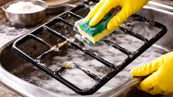 Soluția rapidă pentru curățarea grătarului de la aragaz: metoda simplă care îndepărtează grăsimea arsă în 10 minute