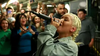 Christina Aguilera a cantat la metrou alaturi de Jimmy Fallon! Ce tertip a folosit pentru a ii surprinde pe oameni VIDEO