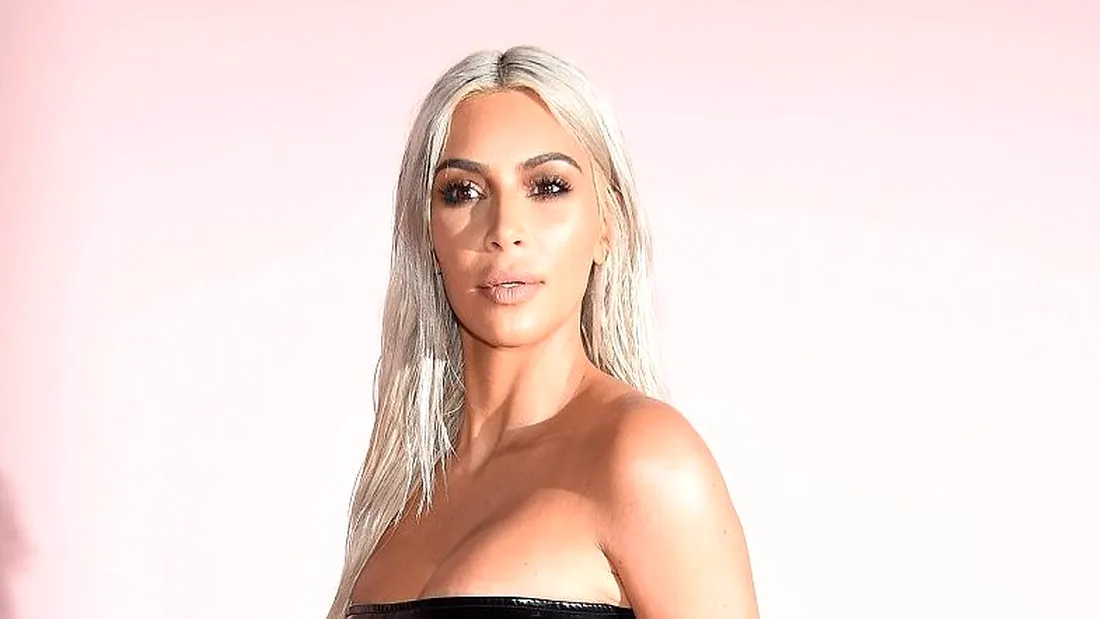 Kim Kardashian a revenit la blond! Vedeta a facut furori la New York Fashion Week intr-o tinuta extrem de mulata