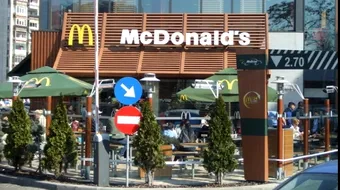 Momente SOCANTE intr-un McDonald’s! O femeie a strans de gat managerul pentru ca nu i s-a dat…ketchup VIDEO