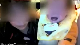 Imagini ingrozitoare! O bona e la un pas sa sufoce un copil cu mancare. Cum si-a batut joc de el VIDEO