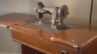 A cumparat o masina veche de cusut, dar cand a deschis sertarul de jos a ramas inmarmurita. Ce era ascuns de mai bine de 50 ani
