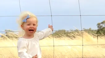 I-a facut poza fiicei sale aratand spre camp! Pradatorul MORTAL care se afla la cativa cm de micuta