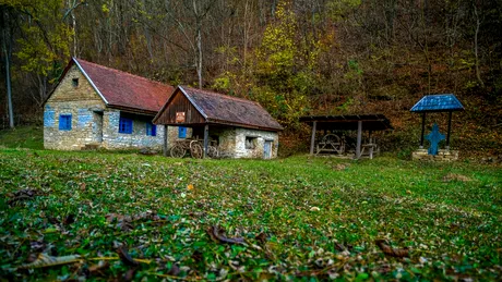 Comuna din Romania unde mortii nu sunt ingropati la cimitir, ci in gradina casei! Ce alte reguli ciudate vechi de sute de ani mai sunt respectate aici