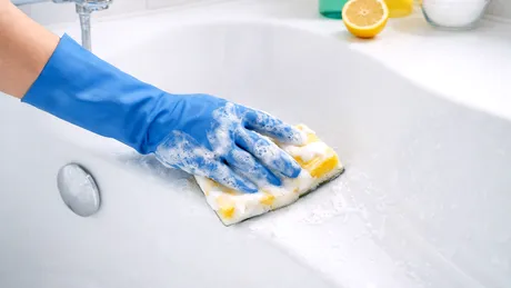 Cum cureți ușor cada din baie – soluții rapide pentru un rezultat impecabil