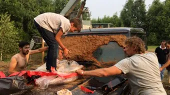 Un Mercedes-Benz G-Class a fost ingropat in pamant. Cum s-a descoperit si de ce s-a intamplat asta