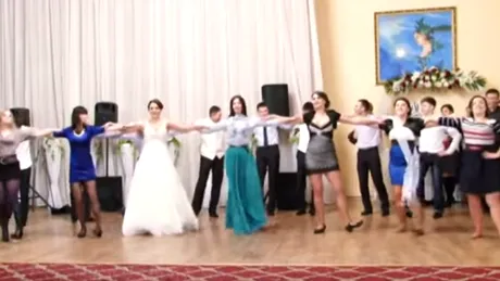 Cel mai tare dans de la o nunta din Moldova! Prietenii mirilor au uimit pe toata lumea cand au inceput sa danseze!
