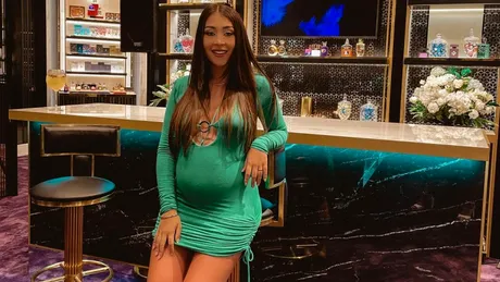 Cum arată Nicole Cherry, gravidă în în luna a cincea! A ieșit la restaurant îmbrăcată cu o rochie super mulată