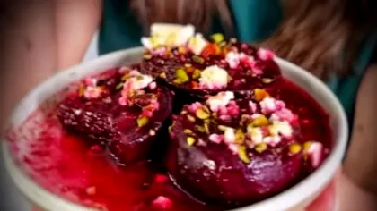 Slăbești mâncând: cină lejeră și delicioasă cu sfeclă „topită”, feta și fistic