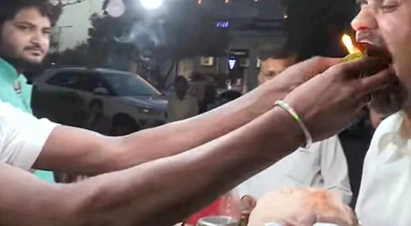 Inghit mancarea in flacari! Cum le este indesata in gura chifteaua inflacarata oamenilor si ce gust are fast-foodul asta din India! VIDEO