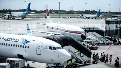 Incident ca-n filme pe aeroportul din Jakarta. Un bărbat a căzut din avion. Video