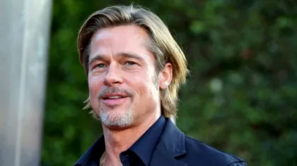 La braț cu iubita tinerică, Brad Pitt își ascunde chelia sub un look nou. Copiii lui îl resping public