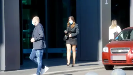 Soția unui multimilionar român și-a etalat picioarele lungi și sexy la un prânz de afaceri