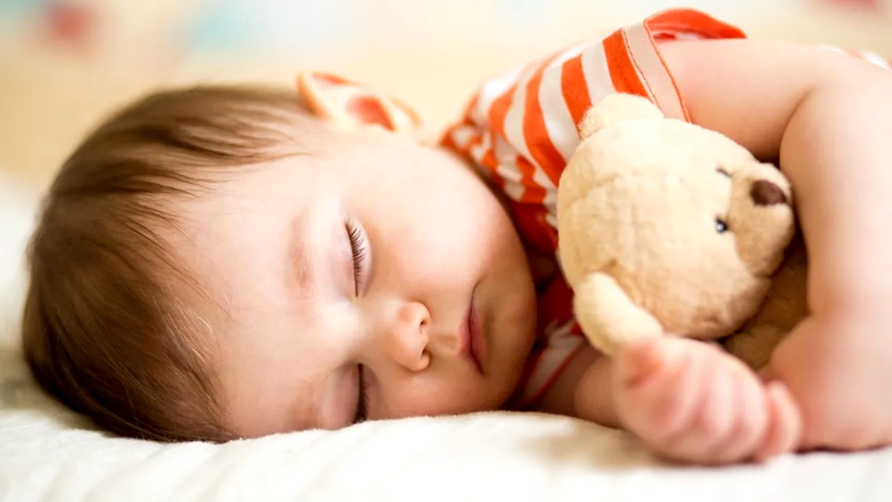 O fetita de 6 luni a stat langa cadavrele parintilor ei timp de trei zile 