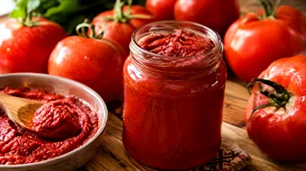 Pastă de tomate de casă pentru iarnă. Rețeta simplă care păstrează gustul roșiilor de vară