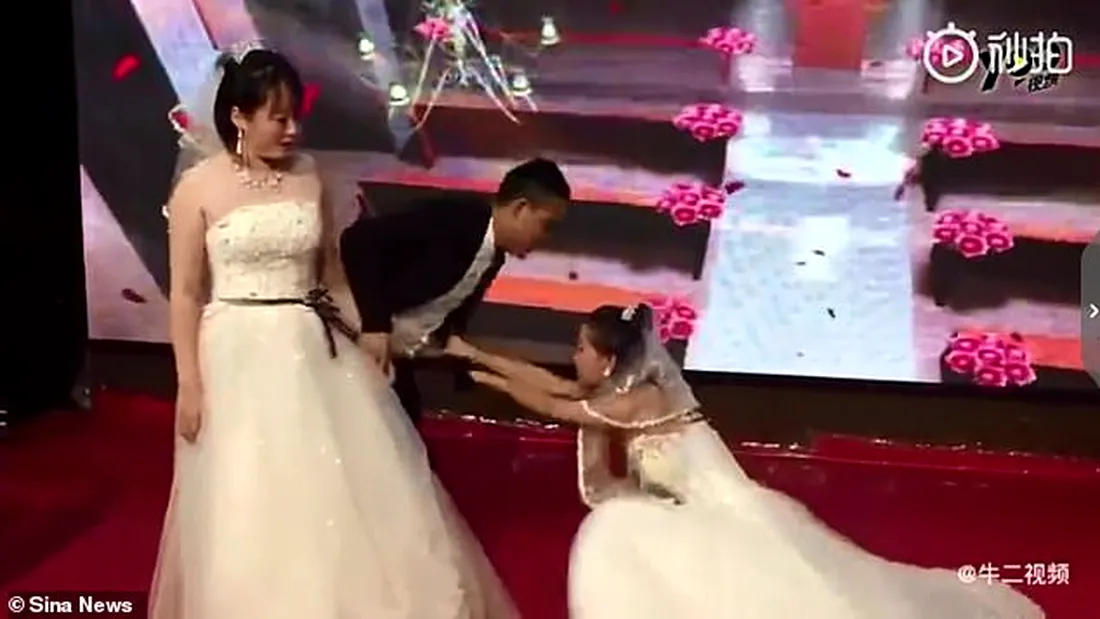 Moment halucinant la o nunta din China! Fosta iubita a mirelui a venit imbracata in rochie de mireasa la nunta lui si a cazut in genunchi sa o ierte! VIDEO
