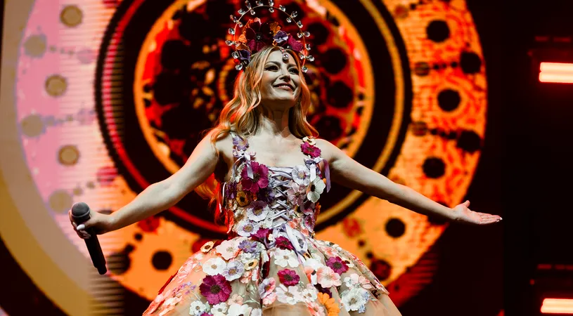 Elena Gheorghe, show spectaculos la Sala Palatului, la aniversarea a 20 de ani de carieră. A purtat bijuterii în valoare de 40.000 de euro