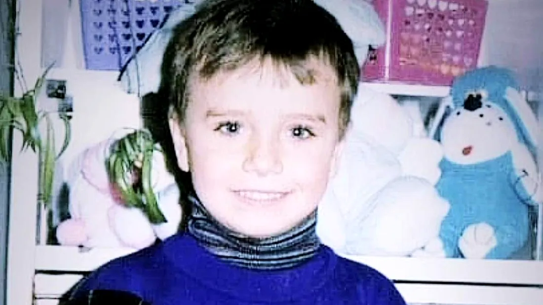 Recunoști băiețelul din fotografie? Este un artist cunoscut din România