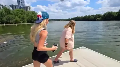Influenceriță în lacrimi în fața sediului TikTok, după ce i-a fost închis contul cu milioane de urmăritori. Farsa comisă era să omoare o femeie