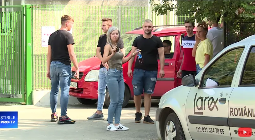 VIDEO! Nu am scris, nu-mi veneau idei in cap! Elevele din Bucuresti dansau pe manele langa liceu dupa BAC-ul din toamna!