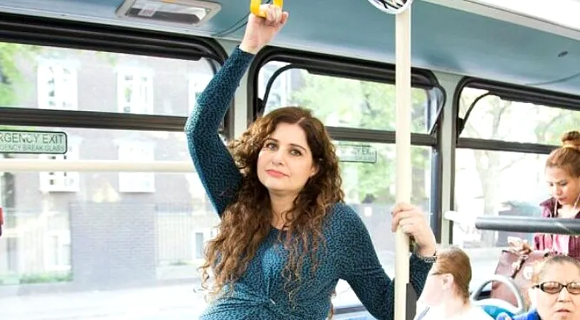 O femeie insarcinata in 9 luni nu a fost lasata sa stea jos in autobuz! Gravida a mers langa un barbat care statea jos si facut cel mai neasteptat gest!