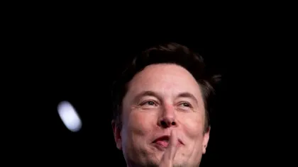 Elon Musk are inel cu diamante, cu numele și logo-ul Tesla. Cât costă opera de artă
