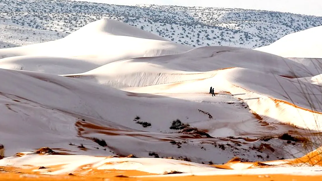 Peisaj de poveste: in desertul Sahara a nins! Un strat consistent de zapada a acoperit dunele de nisip VIDEO