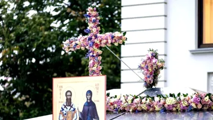 A început pelerinajul la Cuvioasa Parascheva. Ce semnifică florile de pe baldachinul Sfintei