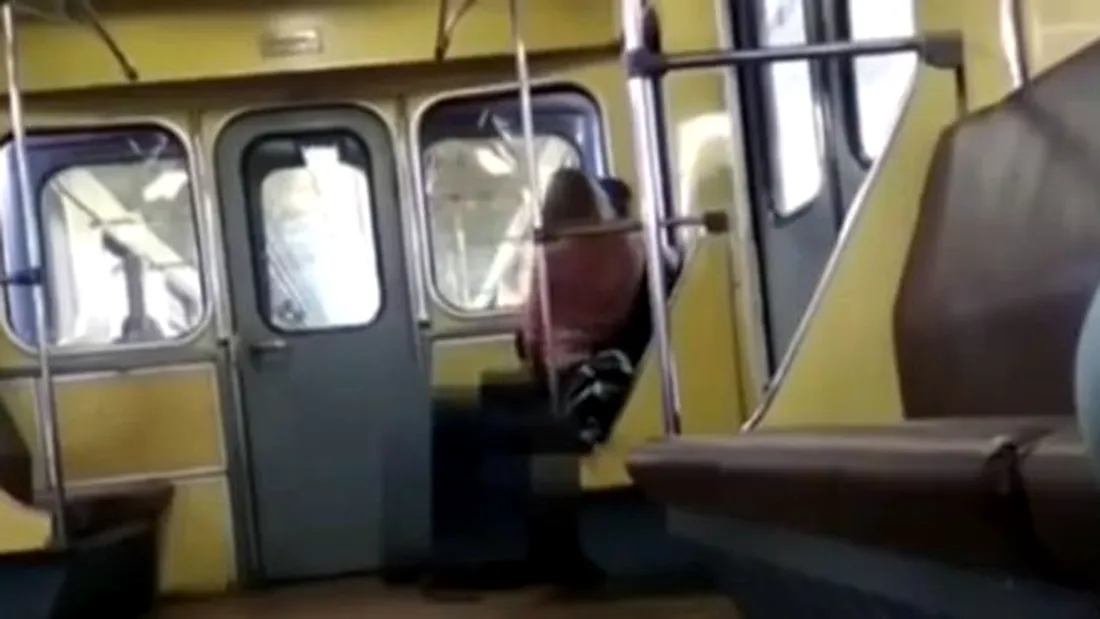 Scene de sex la metrou! O tanara a sarit pe partenerul ei, fara pic de jena VIDEO