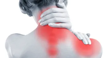 Patru exerciții de kinetoterapie care te ajută să scapi de durerea cervicală