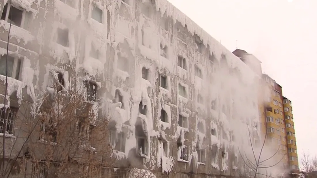 Imagini apocaliptice! Cum au supraviețuit locatarii unui bloc acoperit de zăpadă înghețată