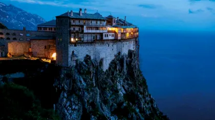 De ce nu au voie femeile în Muntele Athos. Părintele Pimen spune o poveste cutremurătoare