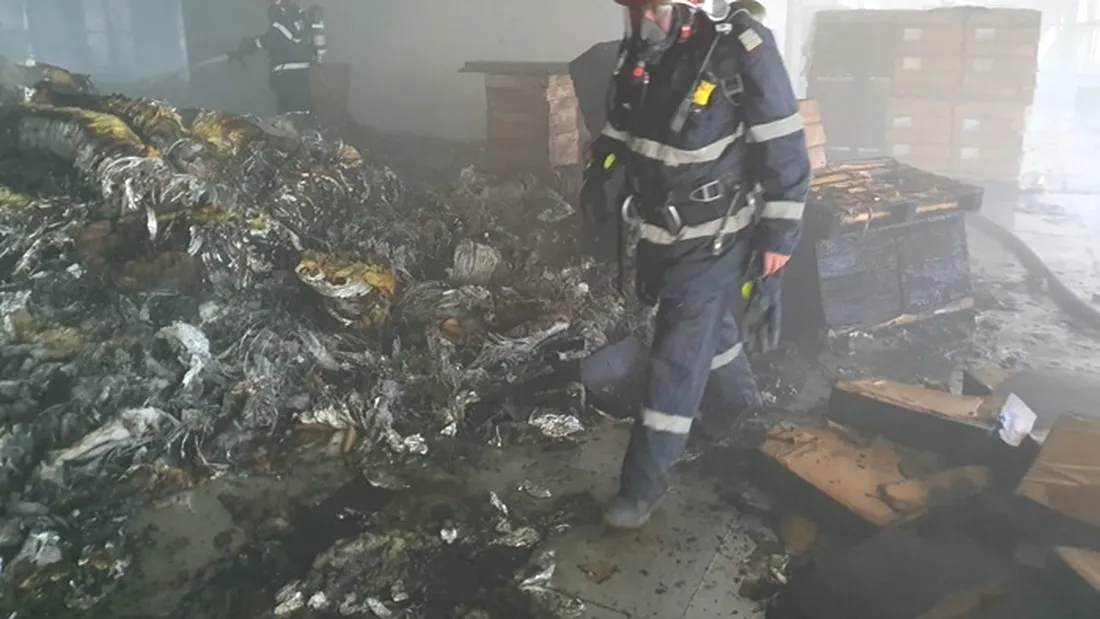 Incendiu puternic la o clădire de birouri din Timişoara. Zeci de muncitori au fost evacuaţi