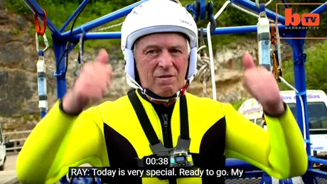 Batranelul asta are 73 de ani si detine recordul mondial la bungee jumping in apa! A sarit de la peste 140 de metri! VIDEO