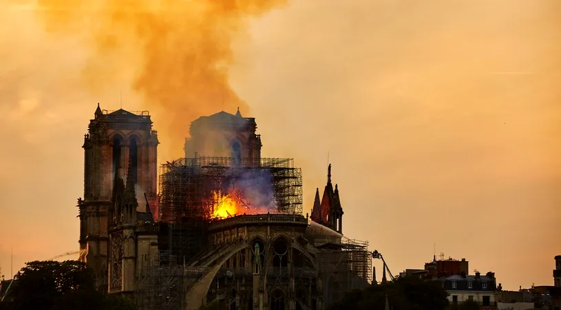 Imaginea lui Iisus in flacarile de la Notre-Dame?! Ce sustin oamenii ca au vazut in timpul incendiului