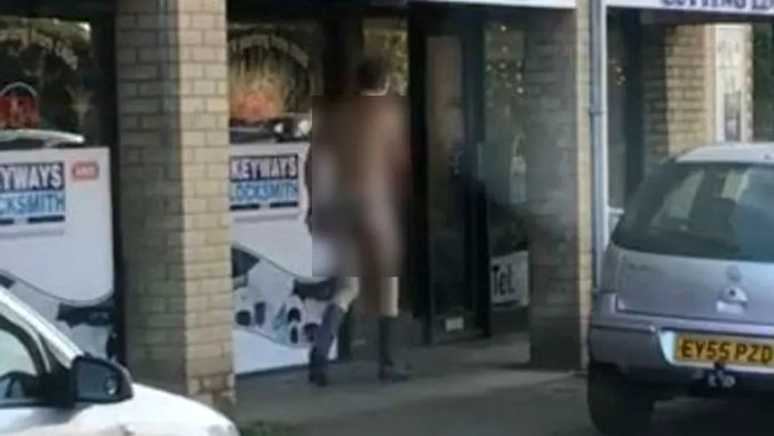 Barbat filmat in timp ce se plimba gol pe strada, in ger! Ce cauta fara haine pe el