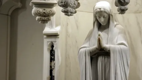 Statuia Fecioarei Maria a fost surprinsa, pentru a 38-a oara, plangand cu SANGE VIDEO