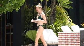 Sophie Turner arata demential intr-un costum de baie verde. Actrita nu se sfieste sa-si arate trupul bine lucrat
