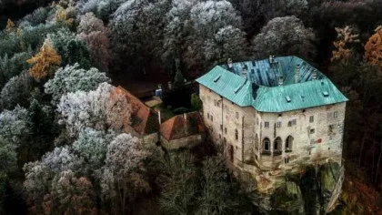 Castelul care acoperă o groapă fără fund de unde au ieșit demoni și creaturi înaripate. Locul este bântuit de vrăjitorul nemuritor