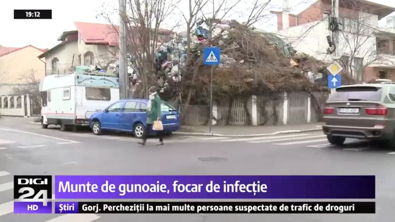 munte de gunoi in curtea unei case din Sectorul 1 5 