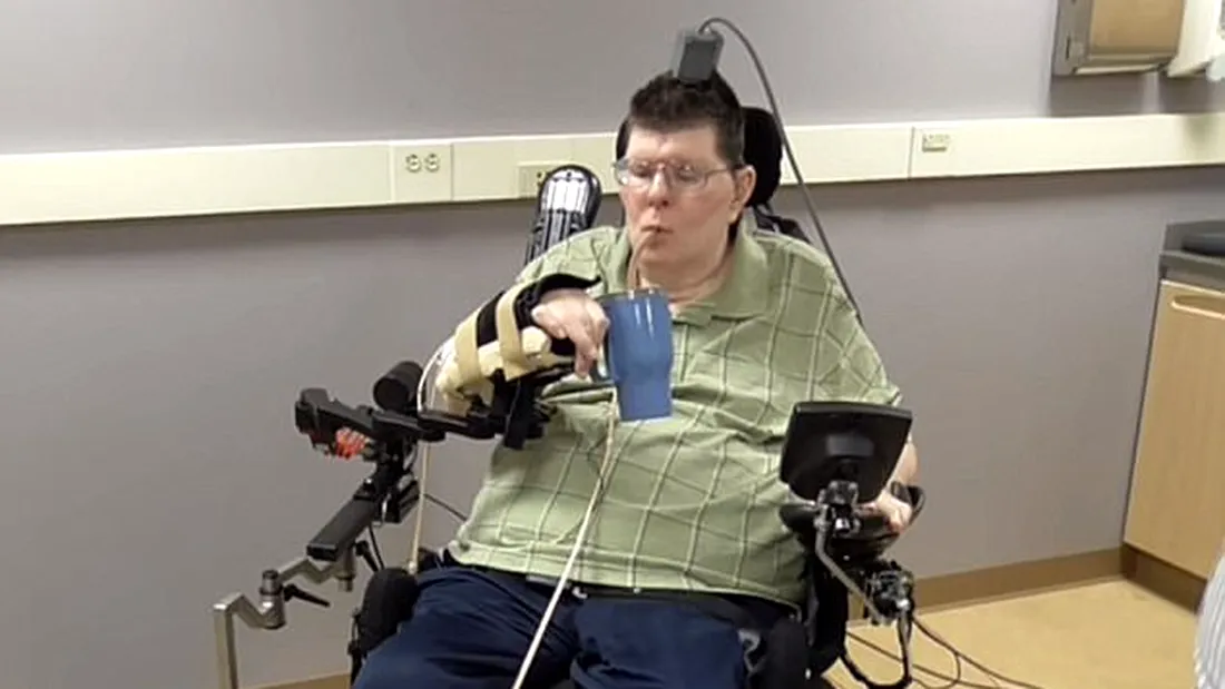 Un implant cerebral a permis unui barbat paralizat sa-si miste mainile cu puterea mintii